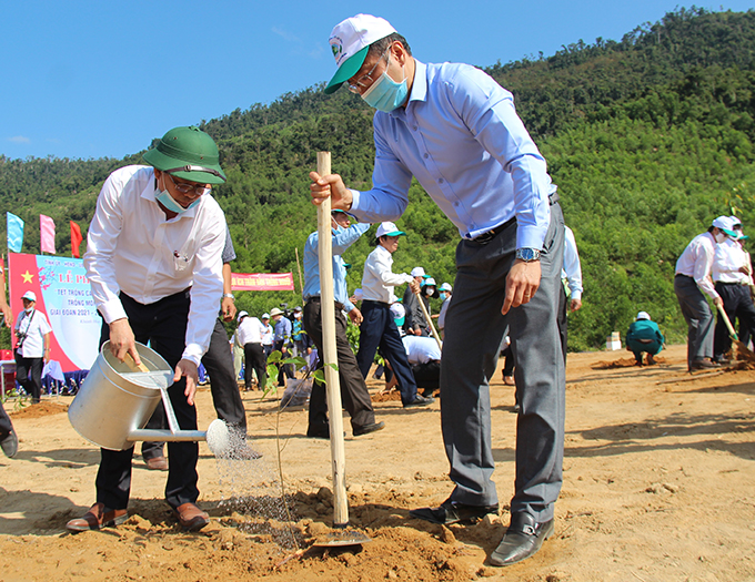 Chủ tịch UBND tỉnh Nguyễn Tấn Tuân trồng cây tại lễ phát động