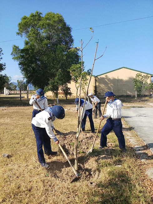 Các chiến sĩ trồng cây tại đơn vị