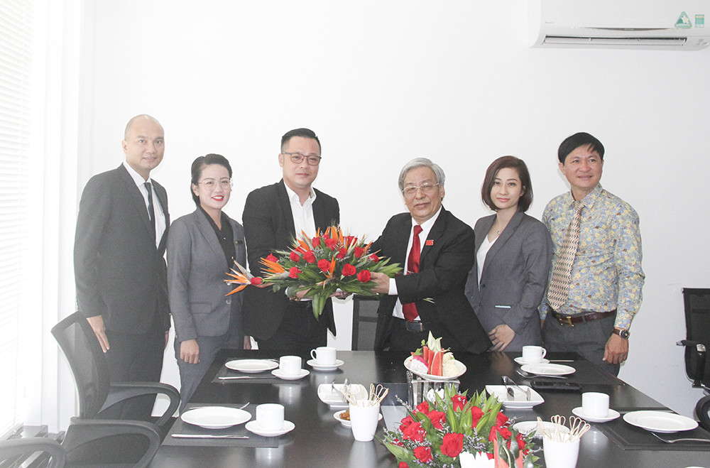Phó Chủ tịch HĐND tỉnh Khánh Hòa Lê Xuân Thân tặng hoa cho lãnh đạo Công ty Cổ phần Đầu tư ChampaGroup