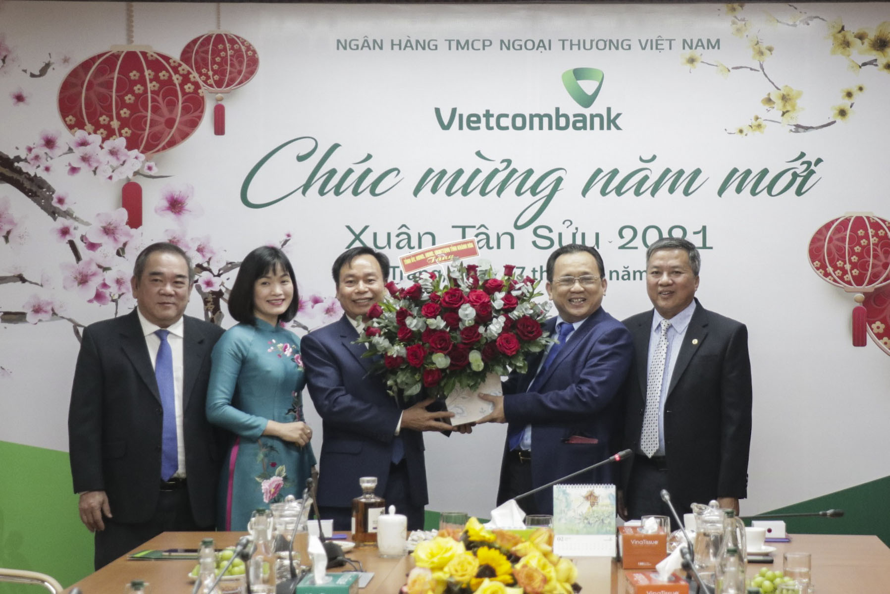Ông Lê Hữu Hoàng tặng hoa chúc mừng năm mới Ngân hàng Vietcombank chi nhánh Khánh Hòa.