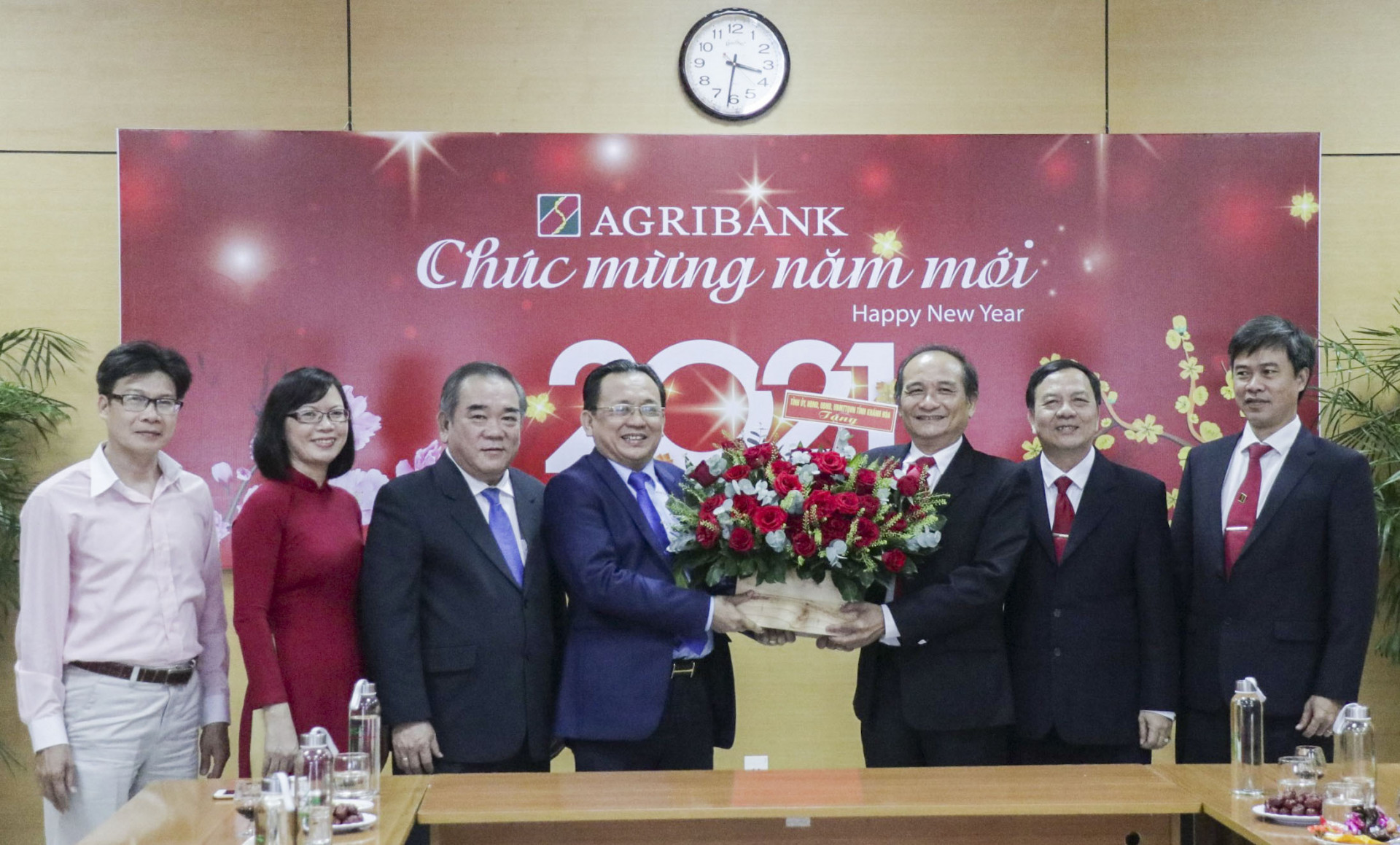 Ông Lê Hữu Hoàng tặng hoa chúc mừng năm mới Ngân hàng Agribank chi nhánh Khánh Hòa.