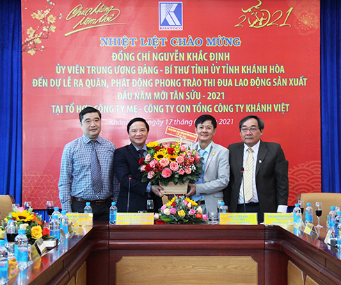 Ông Nguyễn Khắc Định tặng hoa cho tập thể Tổng Công ty Khánh Việt