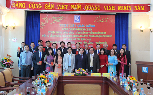 Tập thể lãnh đạo Tổng Công ty Khánh Việt chụp hình lưu niệm cùng Bí thư Tỉnh ủy