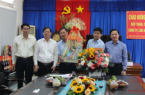 Lãnh đạo tỉnh tặng quà cho tập thể Công ty TNHH Một thành viên Lâm nghiệp Trầm Hương