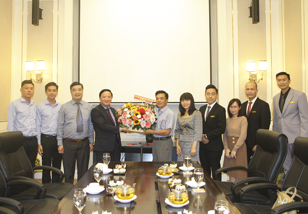 Bí thư Tỉnh ủy Khánh Hòa Nguyễn Khắc Định tặng hoa cho tập thể cán bộ, nhân viên của Công ty Cổ phần Vinpearl nhân dịp năm mới Tân Sửu 2021