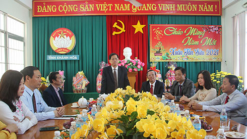 Ông Nguyễn Tấn Tuân thăm, chúc Tết cán bộ, nhân viên Ủy ban MTTQ Việt Nam tỉnh