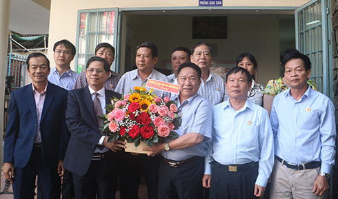 Ông Nguyễn Tấn Tuân chúc Tết tặng hoa Hội Cựu chiến binh tỉnh