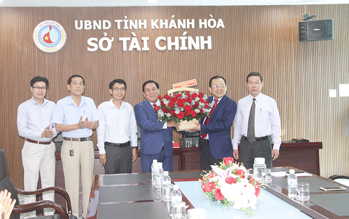 Ông Lê Hữu Hoàng tặng hoa chúc Sở Tài chính hoàn thành tốt công tác năm 2021