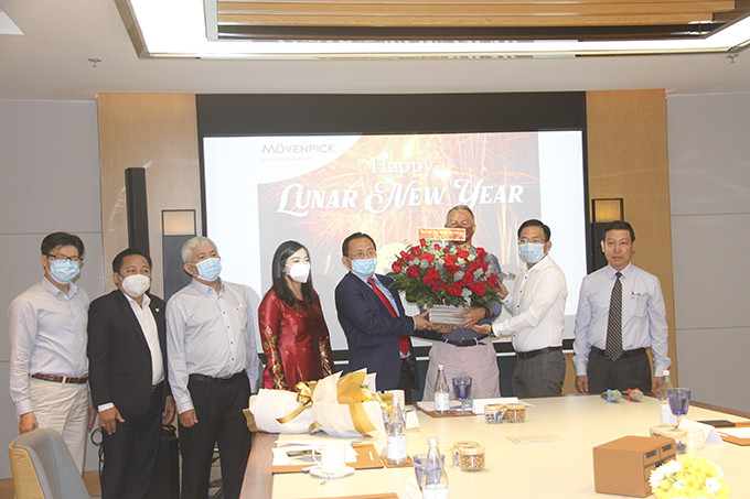 Phó Chủ tịch thường trực UBND tỉnh Khánh Hòa Lê Hữu Hoàng tặng hoa, động viên Khu nghỉ dưỡng Movenpick vượt khó hoàn thành mục tiêu kinh doanh năm 2021