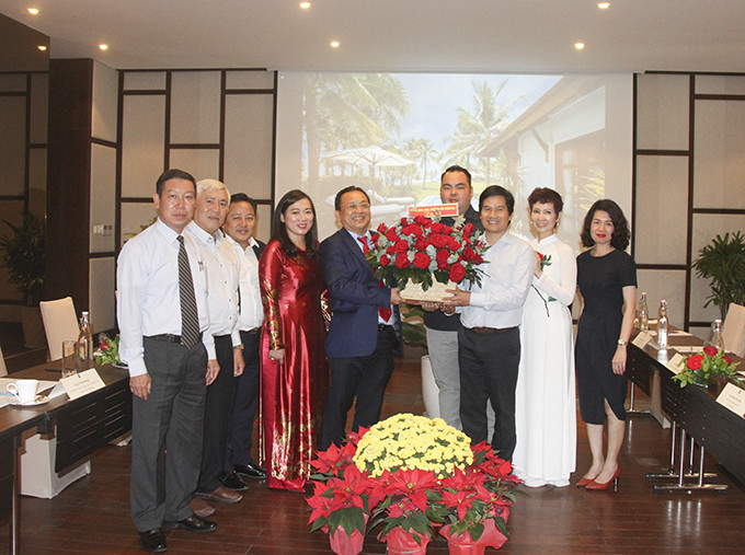 Ông  Lê Hữu Hoàng tặng hoa, chúc Khu nghỉ dưỡng The Anam hoàn thành tốt mục tiêu kinh doanh năm 2021
