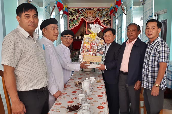 Lãnh đạo thành phố tặng quà chúc mừng Thánh thất Cam Lợi.