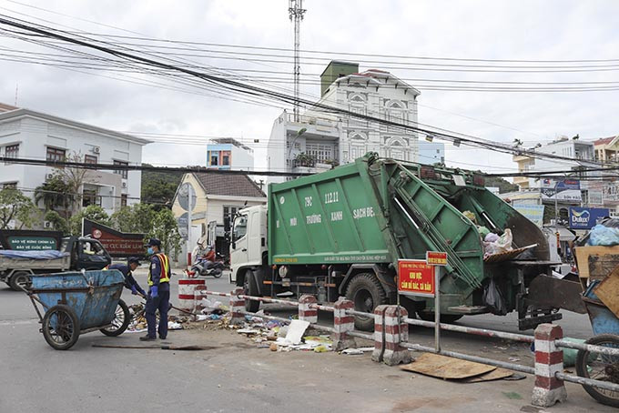 Các công nhân thu gom rác thải tại TP. Nha Trang.
