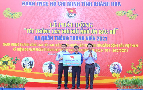 Ông Nguyễn Khắc Toàn trao tượng trưng công trình thanh niên 