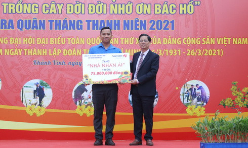 Ông Nguyễn Tấn Tuân trao biểu trưng nhà nhân ái cho thanh niên huyện Khánh Vĩnh