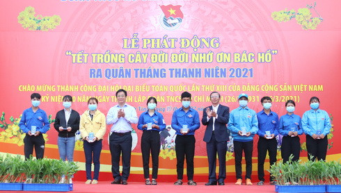 Ông Trần Ngọc Thanh và ông Hồ Văn Mừng trao quà cho thanh niên có hoàn cảnh khó khăn 