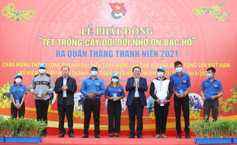 Ông Lê Hữu Hoàng, Nguyễn Anh Tuấn trao quà cho thanh niên có hoàn cảnh khó khăn