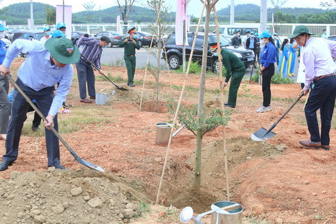 Ông Nguyễn Khắc Toàn, ông Nguyễn Tấn Tuân trồng cây tại khuôn viên Cụm Công nghiệp Sông Cầu 