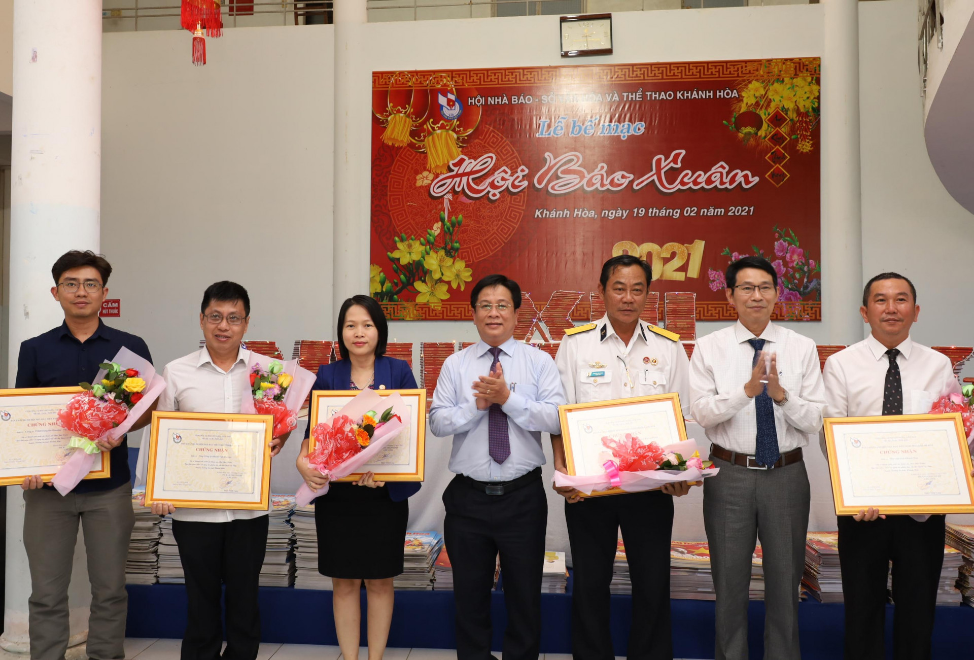Ông Hồ Văn Mừng và ông Đinh Văn Thiệu trao chứng nhận cho các đơn vị, doanh nghiệp để ghi nhận đóng góp xuất sắc vào Hội Báo Xuân Tân Sửu. 