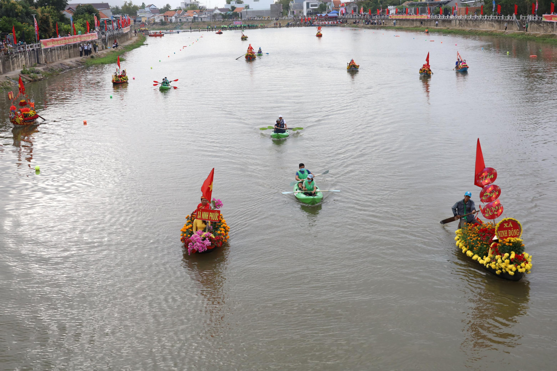 Khu vực sông diễn ra Lễ hội thuyền hoa và đua thuyền trên sông Dinh.  