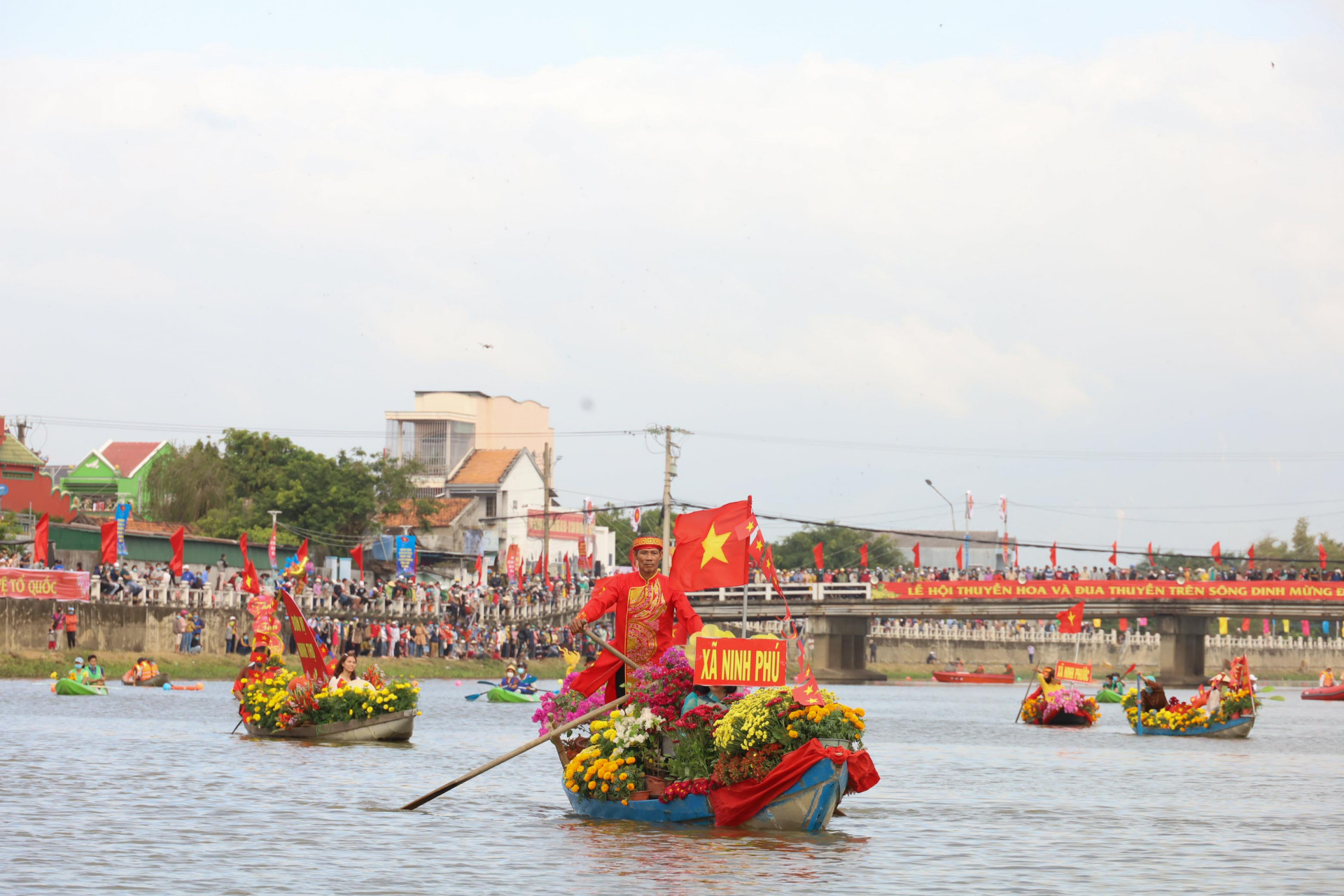 Màn diễu hành thuyền hoa trong Lễ hội thuyền hoa và đua thuyền trên sông Dinh năm 2021.