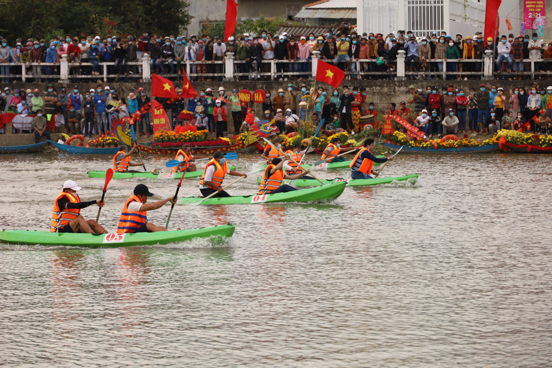 Màn tranh tài đua thuyền kayak nội dung đôi nam trong Lễ hội thuyền hoa và đua thuyền trên sông Dinh năm 2021.