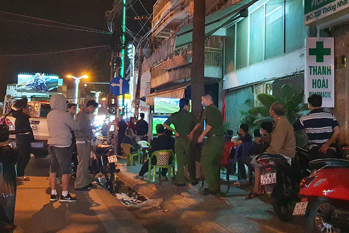Lực lượng Công an tỉnh phối hợp với đơn vị liên quan đột kích điểm cá độ bóng đá trên đường 23-10, TP. Nha Trang. 