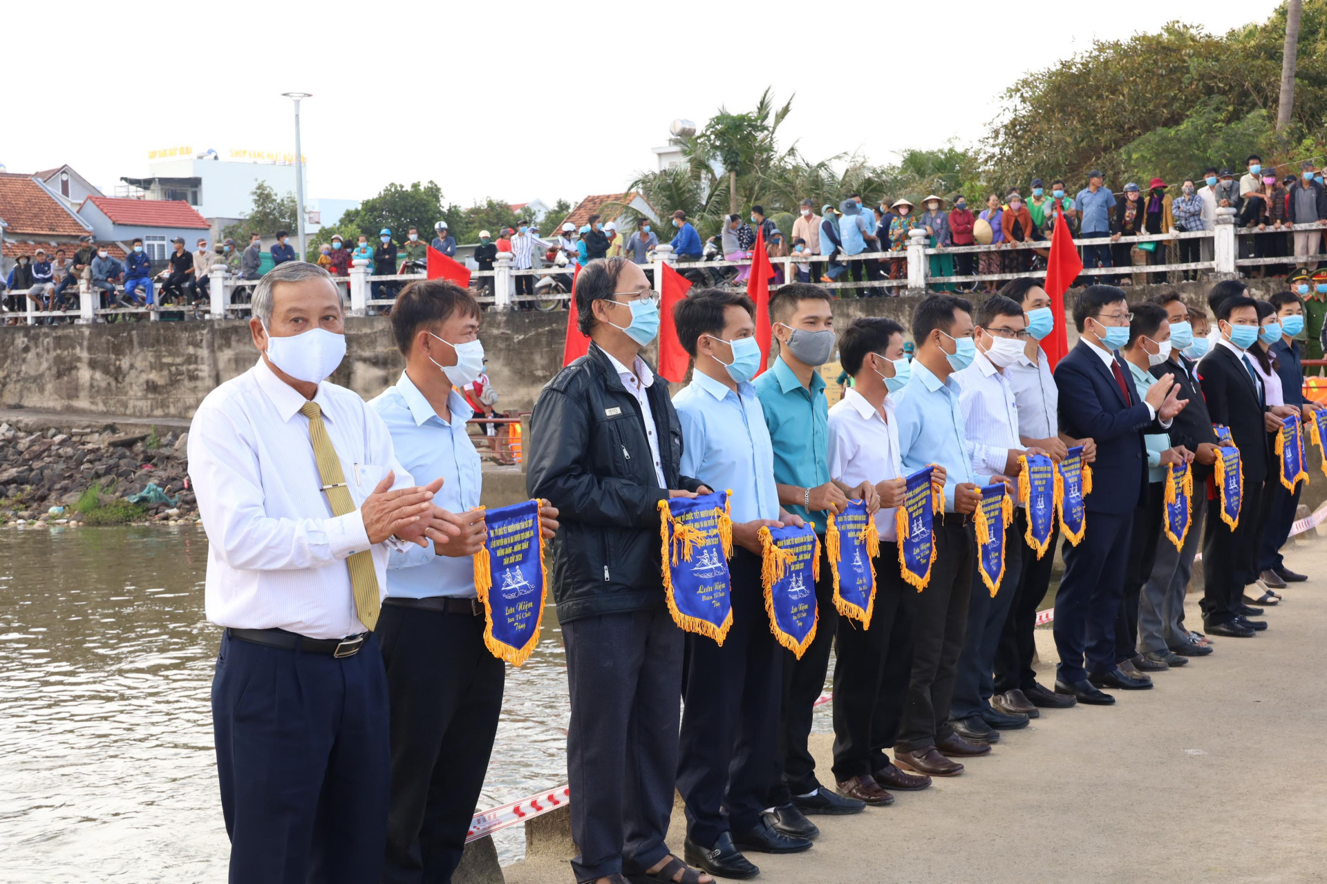 Lãnh đạo thị xã Ninh Hòa trao cờ lưu niệm cho các đơn vị tham gia lễ hội. 
