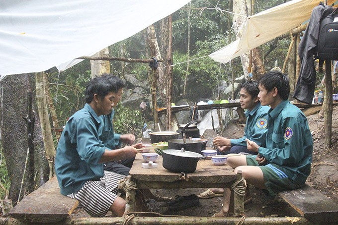 Bữa cơm giữa rừng của những người bảo vệ rừng thuộc Đội Bảo vệ và Phát triển rừng số 3.