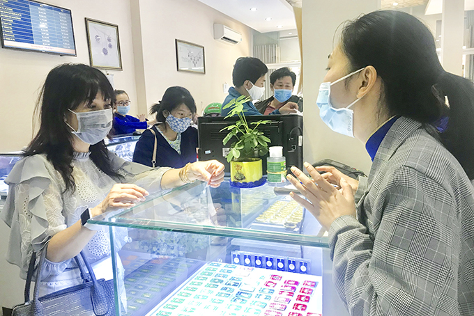 Giá vàng giảm, lượng người mua tăng