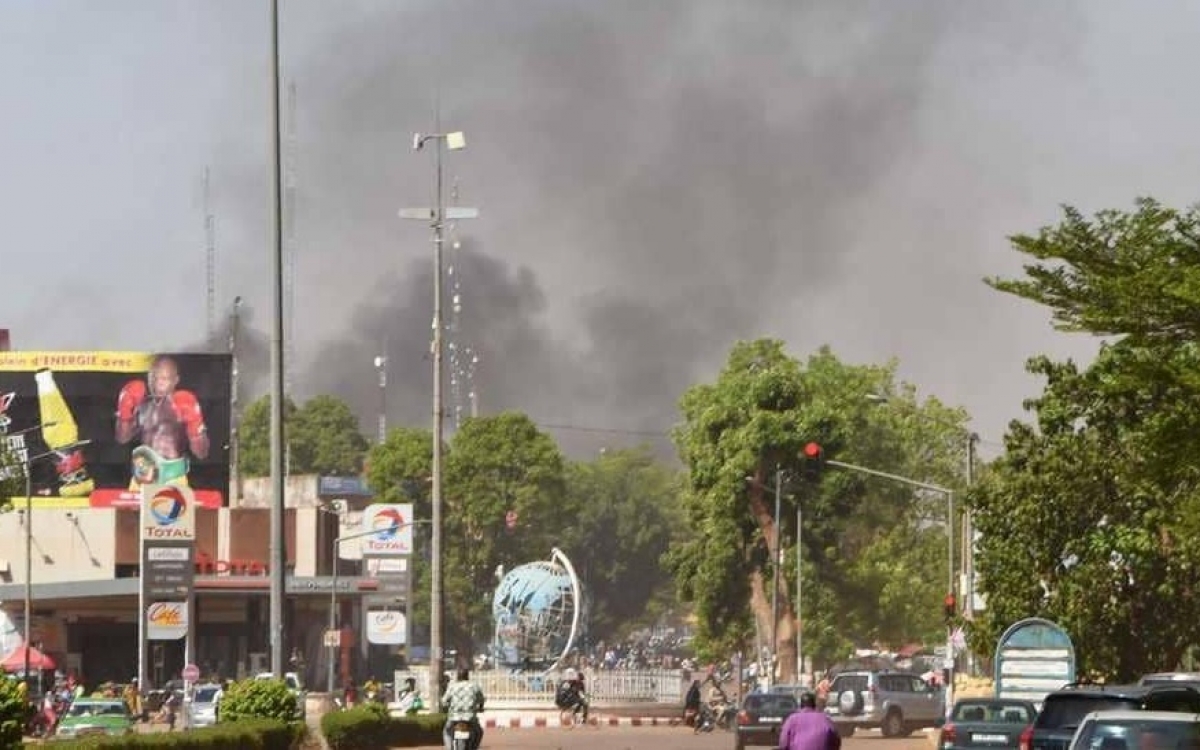 Khói bốc lên sau một vụ tấn công khủng bố ở Burkina Faso. Ảnh: Reuters.
