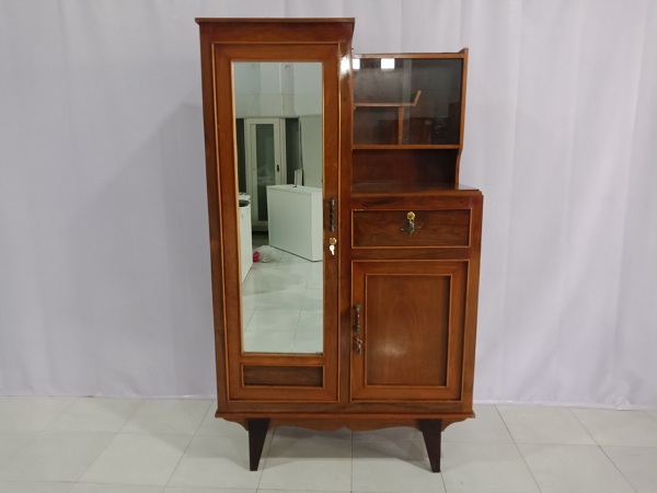 Trong tủ áo của má