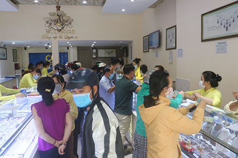 Rất động người dân đi vàng ngày vía thần tài tại SJC chi nhánh Nha Trang