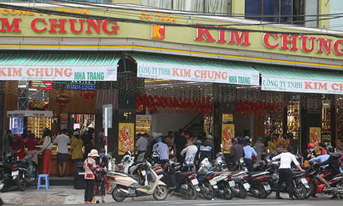 Người dân mua sắm tại tiệm vàng Kim Chung khá nhộn nhịp
