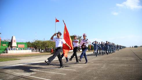 Duyệt đội ngũ trong lễ ra quân huấn luyện tại đảo Trường Sa.
