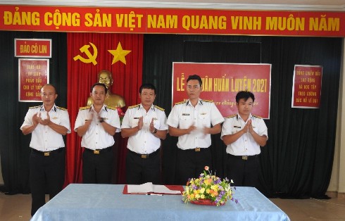 Các bộ phận ở đảo Cô Lin ký kết giao ước thi đua.