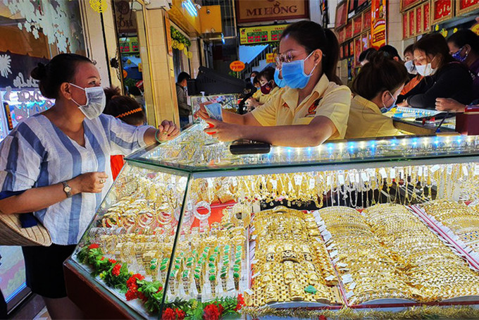  Nhiều người đi mua vàng cầu may vào ngày Vía Thần tài. 
