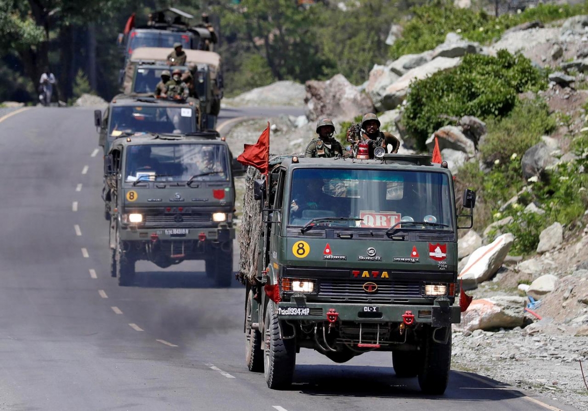 Quân đội Ấn Độ trên đường tới Ladakh ngày 18/6/2020. Ảnh: Reuters