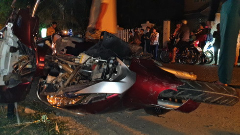 Cả 2 xe máy đều hỏng nặng sau cú tông trực diện