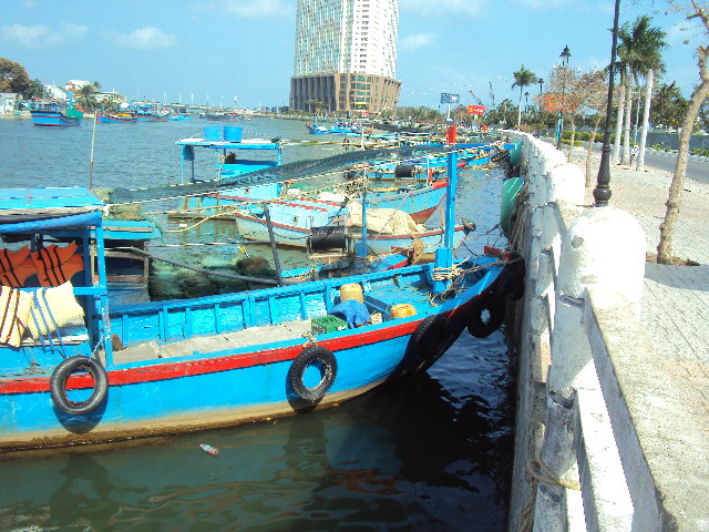 Cột dây neo vào lan can