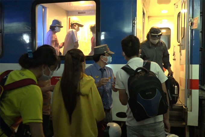 Hành khách lên xuống tàu tại ga Nha Trang. Ảnh minh họa: Mã Phương