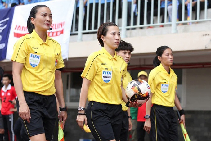 Trọng tài Bùi Thị Thu Trang (ở giữa) và trợ lý trọng tài Trương Thị Lệ Trinh (bên trái) sẽ được VFF tạo điều kiện để lọt vào danh sách bắt World Cup năm 2023.