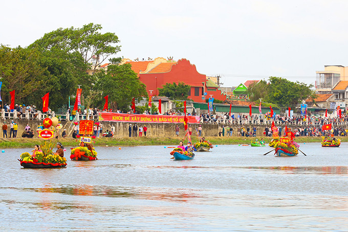 Flower boats marching on Dinh River