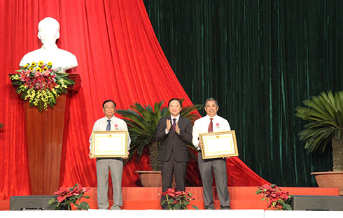 Ông Nguyễn Khắc Định trao Huân chương Lao động cho các cá nhân.