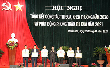 Ông Nguyễn Khắc Định trao bằng khen cho các tập thể có công trình xuất sắc chào mừng Đại hội Đảng. 