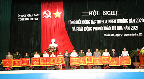 Ông Nguyễn Tấn Tuân trao cờ thi đua cho các tập thể.