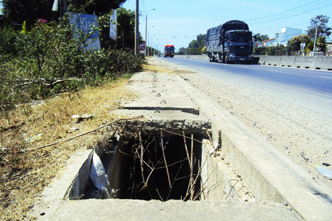 Hố trên quốc lộ