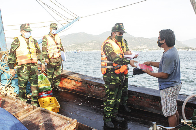 Lực lượng Bộ đội Biên phòng tỉnh kiểm tra, kiểm soát người và phương tiện trên biển trong dịp Tết vừa qua.