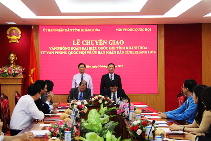 Chuyển giao công chức, người lao động thuộc Văn phòng Đoàn Đại biểu Quốc hội tỉnh về UBND tỉnh