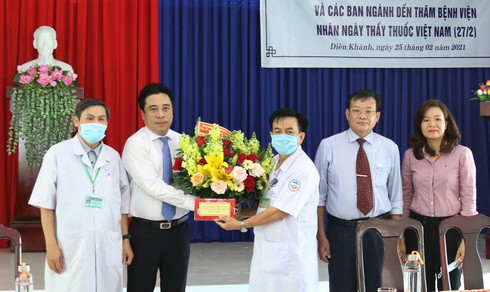 Ông Nguyễn Khắc Toàn thăm, tặng hoa tập thể cán bộ, y, bác sĩ, người lao động Bệnh viện Bệnh nhiệt đới Khánh Hòa