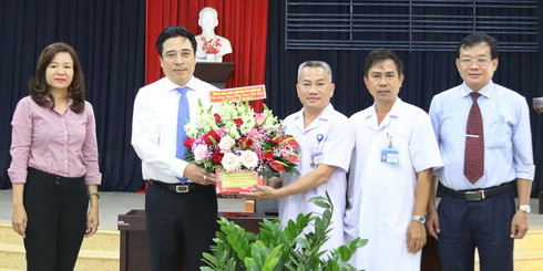 Ông Nguyễn Khắc Toàn chúc mừng tập thể cán bộ, y, bác sĩ, người lao động Bệnh viện Chuyên khoa Tâm thần Khánh Hòa 